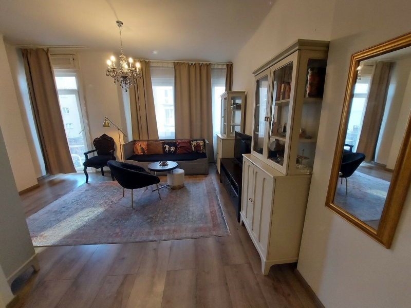 47 m2 + 2 m2 balcony, newly renovated flat in Viziváros, close to Széll Kálmán square and Metro line no. 2!