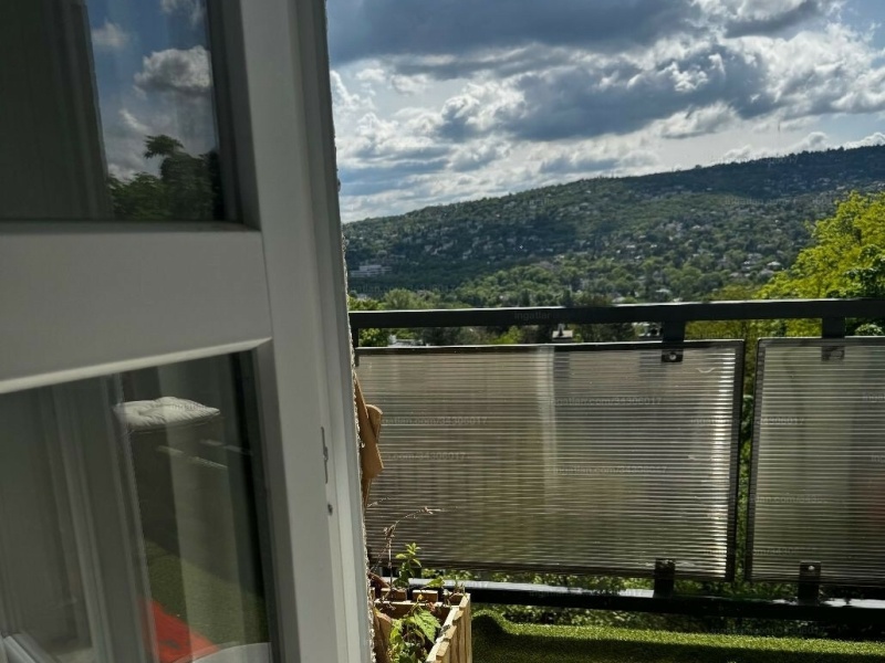 Stunning view over Jánoshegy from this fully renovated 69 m2 flat on Rózsadomb!