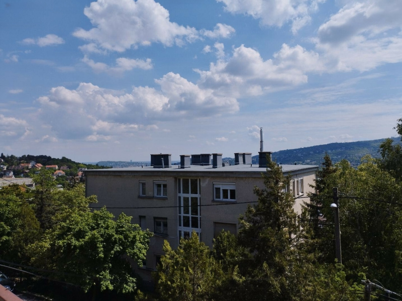 Excellent renovation object on 57 m2 with view over Buda Hills + garage!