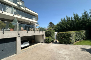 Finish this 109 m2 flat in a pleasently green area with garden access in the 2nd district!