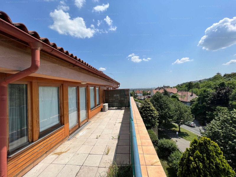 A tastefully furnished penthouse apartment on 66 m2  with a huge terrace in a residential park off Szépvölgyi út!