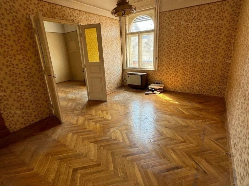 4th floor, low cost, emptied 78 m2 renovation object in a classic Pest building near WestEnd Shopping Mall!