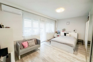 Nice renovated studio on 29 m2 close to Déli pályaudvar in a quiet street!
