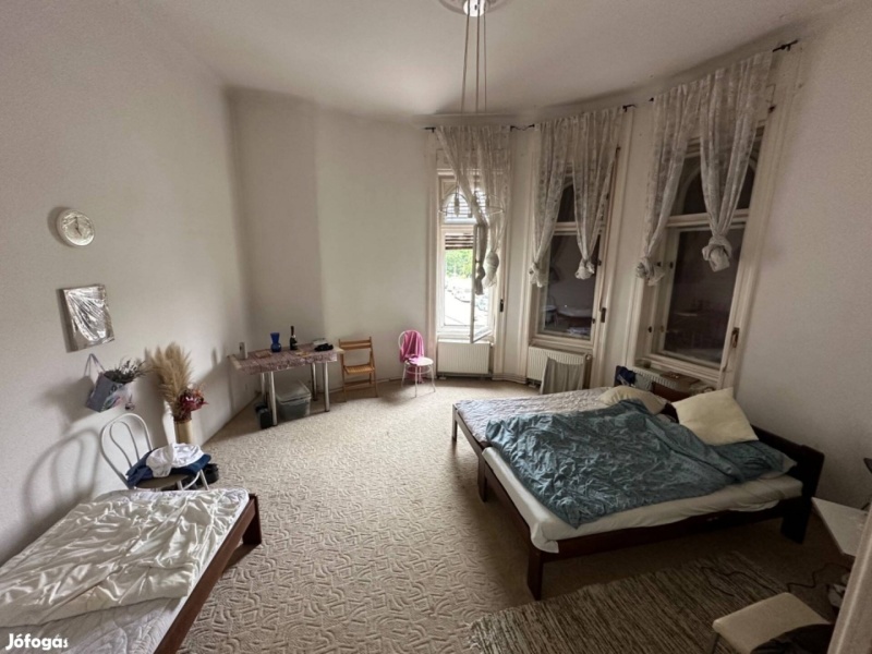 Renovation object on 74 m2 at frequented location by Déli Railway Station and Metro line 2!