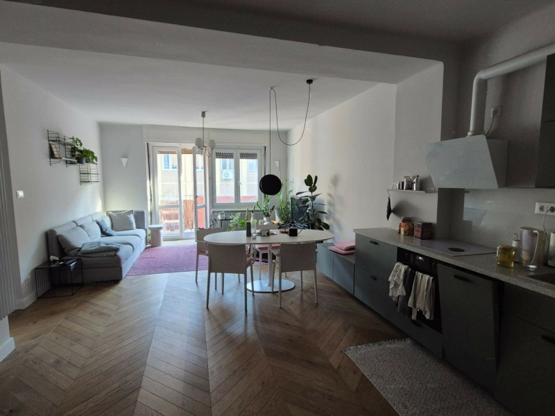 South facing, bright 4th floor 78 m3 flat with a 6 m2 balcony close to Déli Railway station and Metro line no.2!