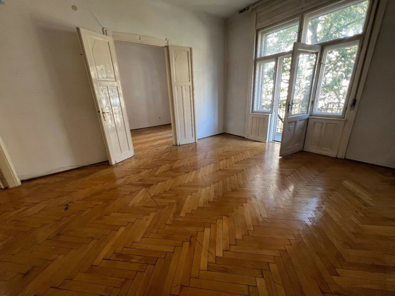 Very good emptied renovation object on 77 m2 + 3 m2 balcony on 2nd floor close to MOM Park!