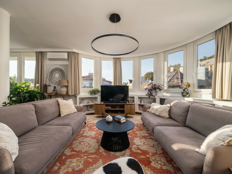 Top notch fully renovated 122 m2 just below of the walls of Buda Castle!