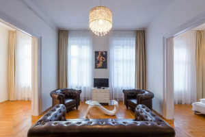 Invest in an AirBnB ready flat in the 7th district with 8 beds on 104 m2!