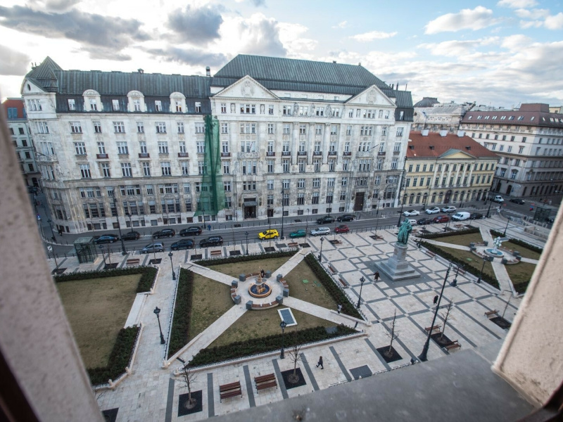 Top floor studio on 45 m2 at one of the most beautiful squares in Budapest!