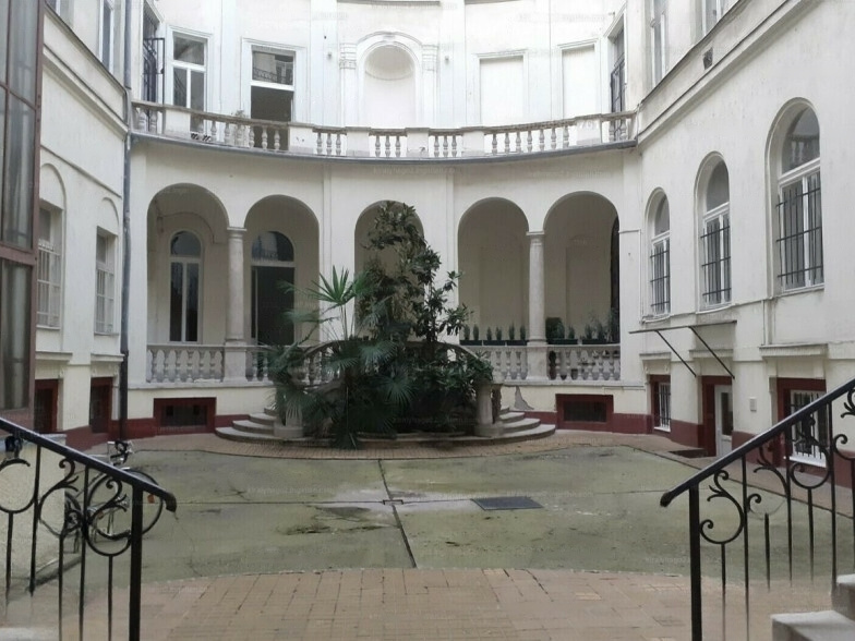 Two apartments for the price of one! a 161 m2 Airbnb opportunity in the 5th!