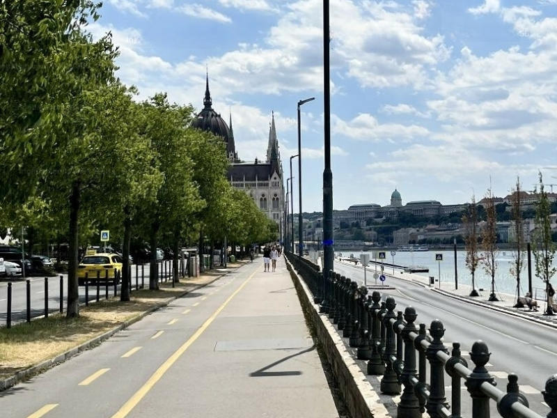 Exclusive 4th floor 46 m2 renovated flat next to the Parliament!