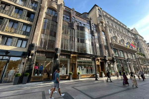 A 74 m2 functioning AirBnB flat on the main shopping street in the 5th!