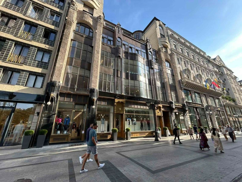 A 74 m2 functioning AirBnB flat on the main shopping street in the 5th!