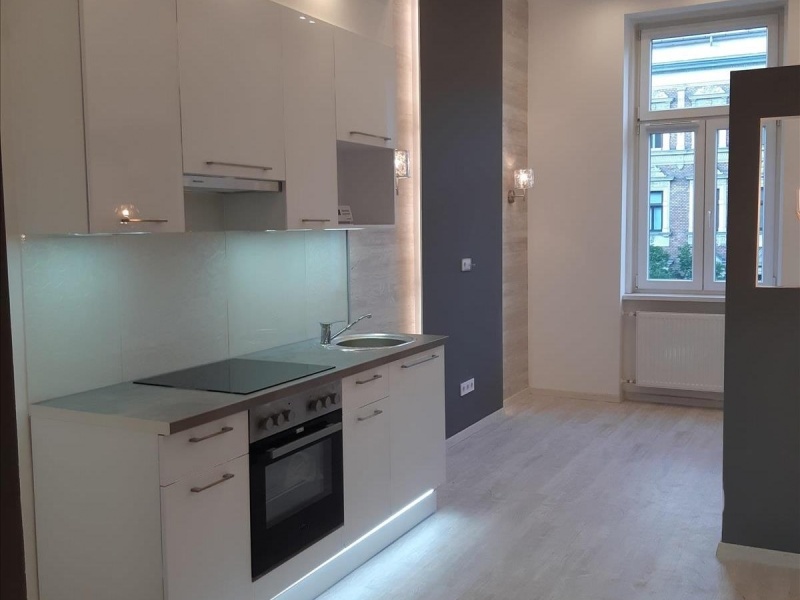 35 m2 studio on the Ring, close to WestEnd Plaza!