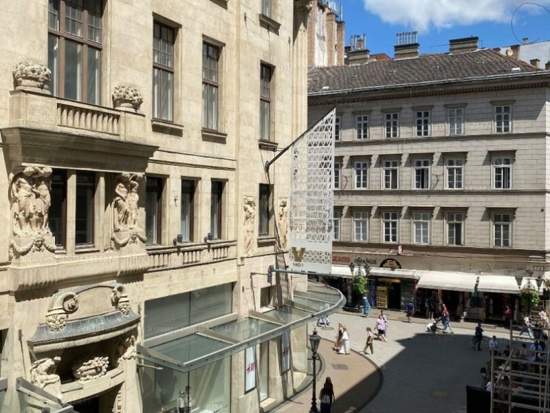 85 m2 flat 100 only meters from Duna Corso and the Danube!