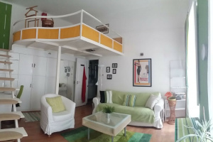 34 m2 studio with mezzanine near Astoria metro station in fair condition at a good price!