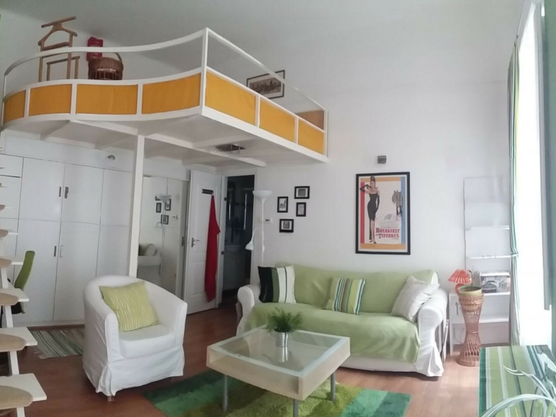 34 m2 studio with mezzanine near Astoria metro station in fair condition at a good price!