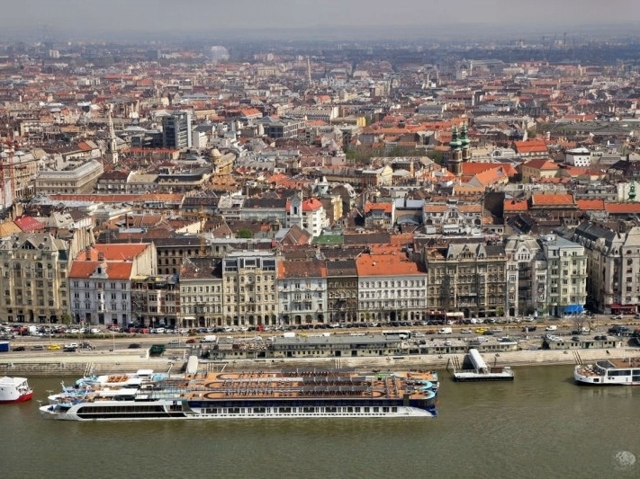 112 m2 renovated flat with a Danube view!