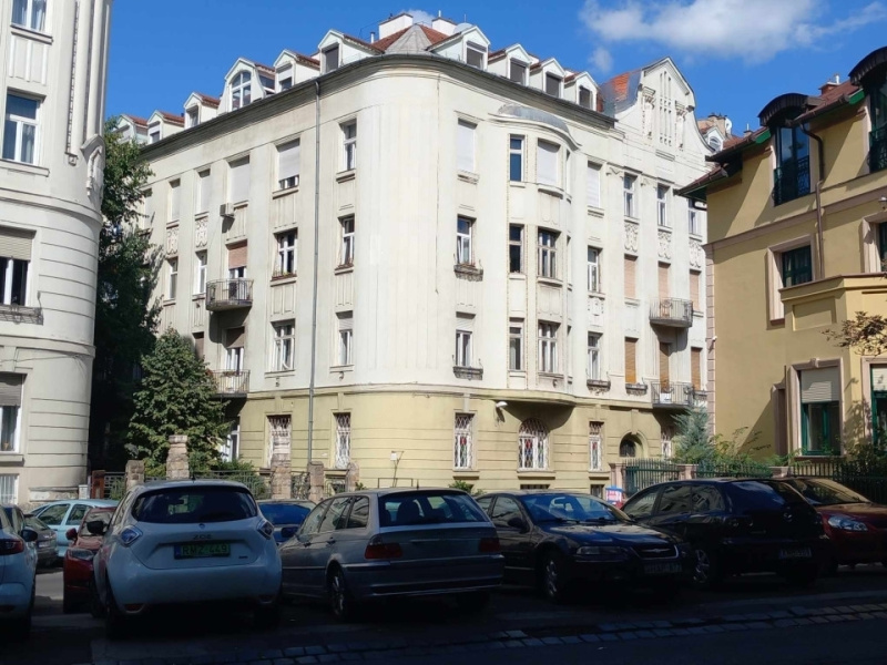 100 m2 renovated flat at a very good price just below Buda Castle in the 1st district!