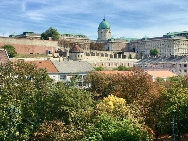85 m2 flat with double balconies overlooking Buda Castle!