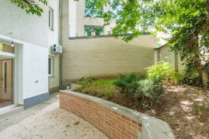 A charming studio on 32 m2 opening to an inner garden near Vérmező in the 1st district!