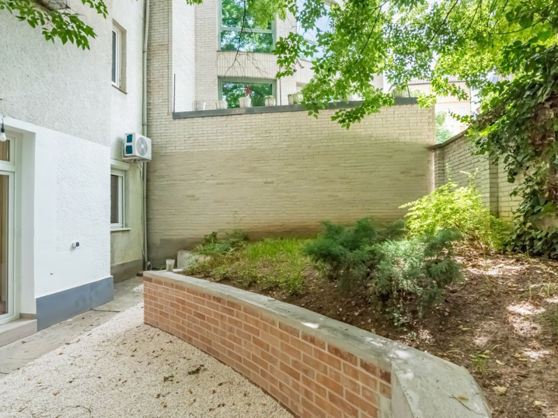 A charming studio on 32 m2 opening to an inner garden near Vérmező in the 1st district!